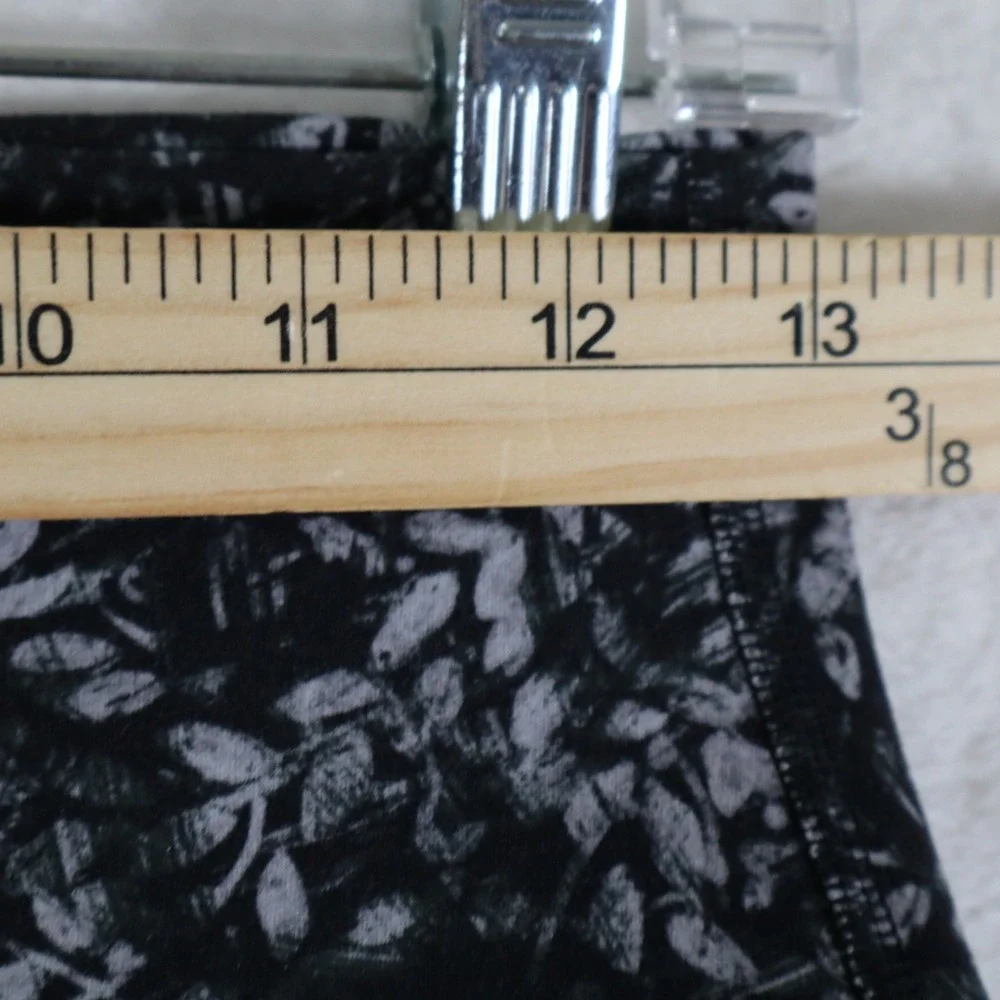 Lululemon Mid Rise Size 6 Cropped Athletic Leggings Abstract Print Workout Yoga - Picture 4 of 6